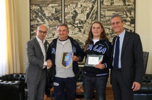 Il sindaco di Latina Giovanni Di Giorgi, il C.T. della Nazionale Italiana di Surfcasting Lino Matarazzo, il campione Mondiale Simone Paniconi ed i