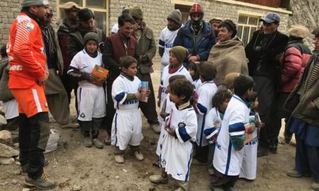 Daniele Nardi con i bambini in Nepal durante l'ultima spedizione