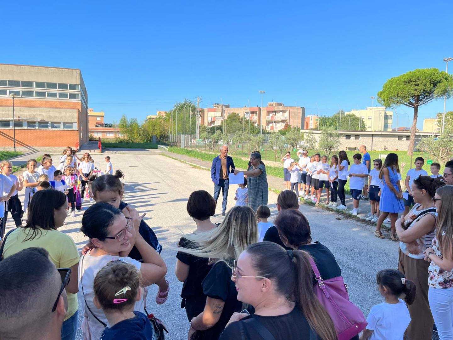 Latina, Festa Per Il Primo Giorno Di Scuola Nel Quartiere Nicolosi ...